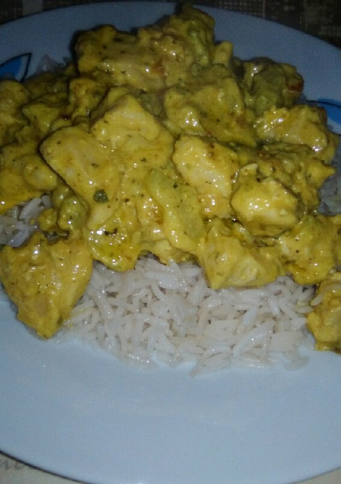 Una foto de Pollo al curry con arroz