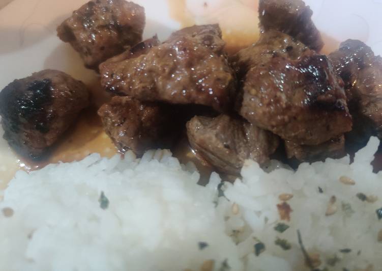Recipe of Speedy Wagyu Saikoro Steak with Amakuchi Sauce (和牛サイコロステーキと甘口ソース)