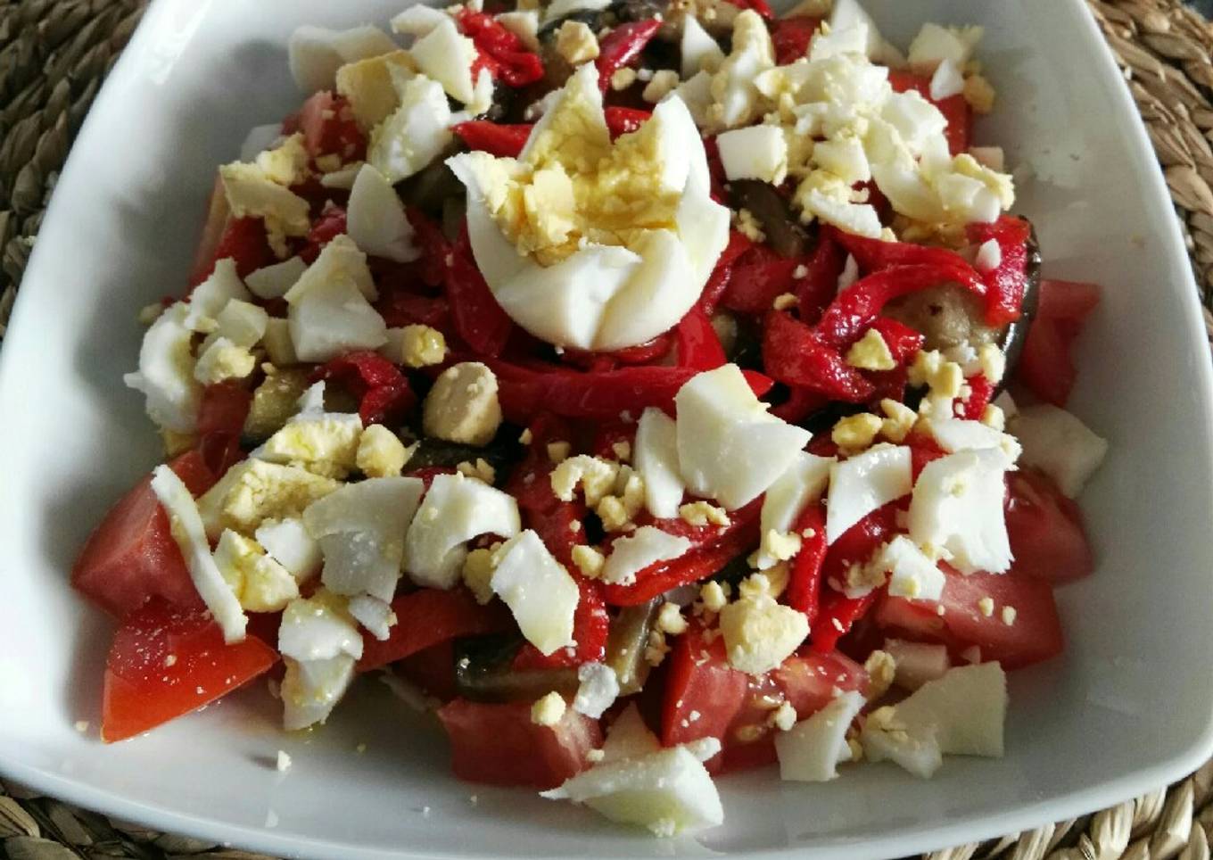 Ensalada de berenjena, pimiento, tomate y huevo
