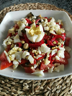 Foto principal de Ensalada de berenjena, pimiento, tomate y huevo