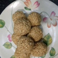 A picture of Til gurd laddu.
