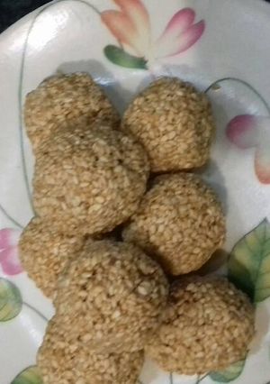 A picture of Til gurd laddu.