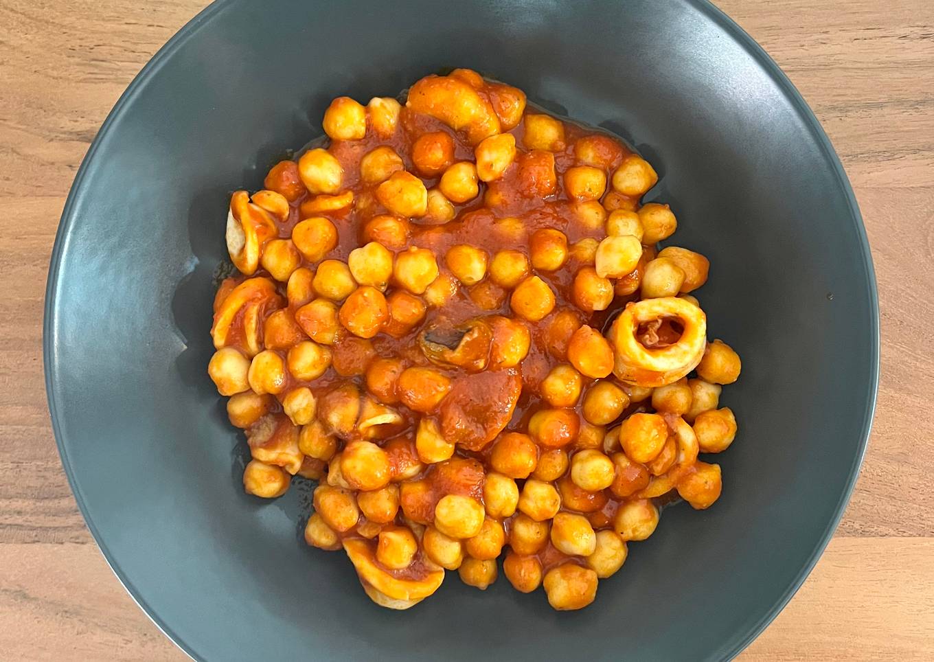 🦑 Garbanzos con calamares y tomate 🍅