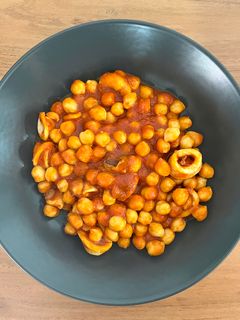 Una foto de 🦑 Garbanzos con calamares y tomate 🍅