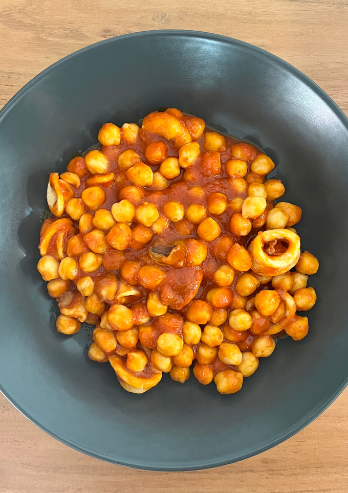 Una foto de 🦑 Garbanzos con calamares y tomate 🍅