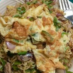 Egg veggies noodles A picture of Egg veggies noodles.