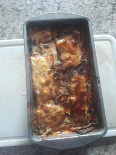 Una foto de Moussaka con camarones y vegetales