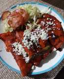 Enchiladas con chile colorado y queso