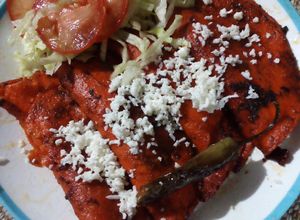 Una foto de Enchiladas con chile colorado y queso