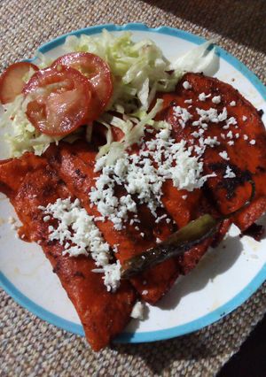 Una foto de Enchiladas con chile colorado y queso