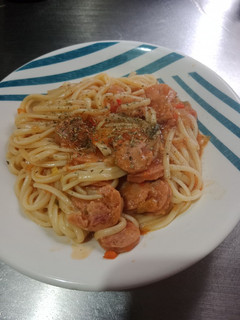 Una foto de Espaguetis 🍝😋 con mega chorizo