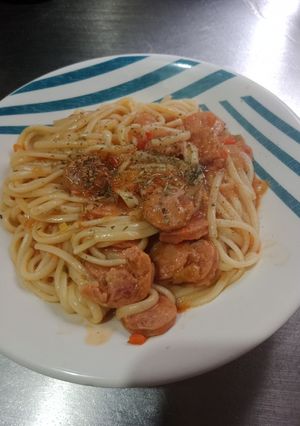 Una foto de Espaguetis 🍝😋 con mega chorizo