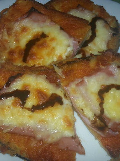 Una foto de Pizza de berenjenas empanadas