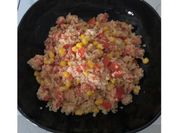 Una foto di cous cous freddo con pesce