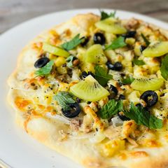 A picture of ✨✨Mackerel🐟& Kiwi🥝Refreshing Pizza✨✨.