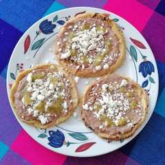 Una foto de Sopes con masa 🤤🇲🇽