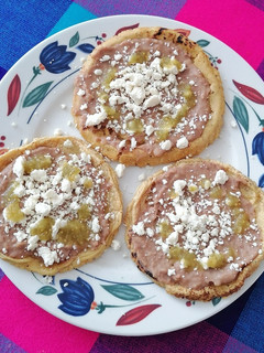 Una foto de Sopes con masa 🤤🇲🇽