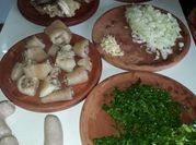 Una foto de chuletas de cerdo al verdeo