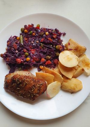 Sült kacsacomb párolt zöldséggel, káposztával, és sült almával recept fotója