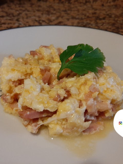 Una foto de Huevos revueltos con bacon