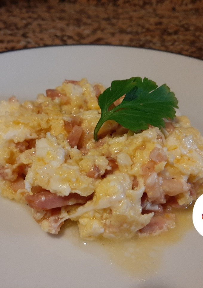 Una foto de Huevos revueltos con bacon