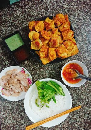 Hình của món Hoành thánh chiên xúc xích và bún thịt luộc nước mắm chua ngọt.