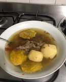 Caldo de carne con pataconesUna tentación