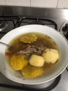 Una foto de Caldo de carne con pataconesUna tentación