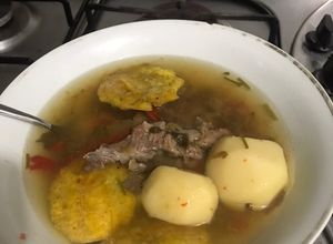 Una foto de Caldo de carne con pataconesUna tentación