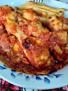 Una foto de Muslos de pollo en bolsa al horno en salsa de tomate confitado