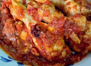 Una foto de Muslos de pollo en bolsa al horno en salsa de tomate confitado