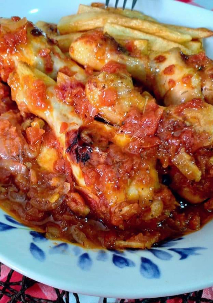 Una foto de Muslos de pollo en bolsa al horno en salsa de tomate confitado