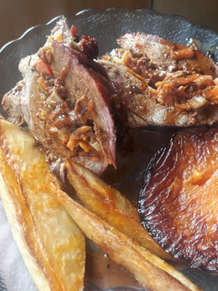 Una foto de Carne rellena con papa rústica y calabacín al horno