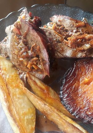 Una foto de Carne rellena con papa rústica y calabacín al horno