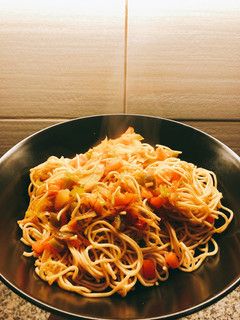 Una foto de Fideos chinos con soja, curry y verduras