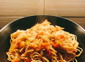 Foto principal de Fideos chinos con soja, curry y verduras