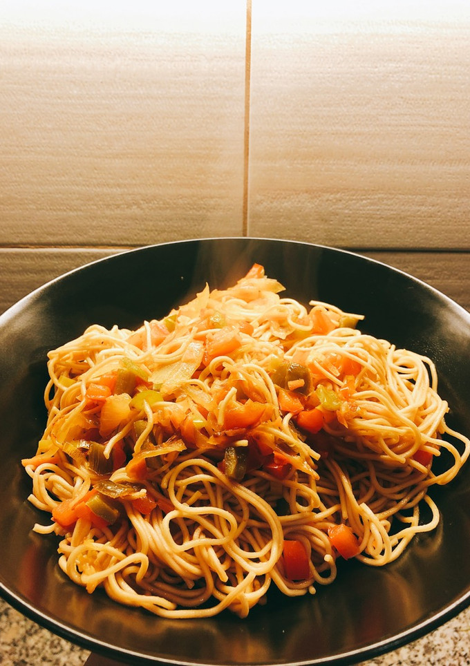 Una foto de Fideos chinos con soja, curry y verduras