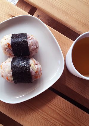 3F Kitchen - 高纖炊飯飯糰+冷泡烏龍茶 / 全素 的食譜成品照片