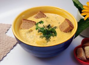 Фото 🥒 Ніжний крем-суп з кабачків з куркою.