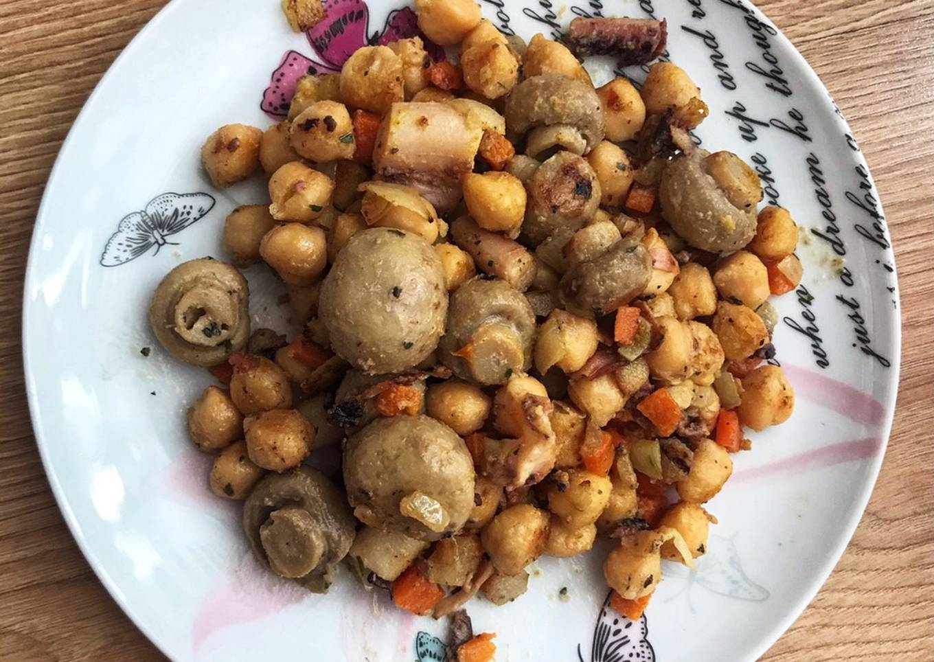 Salteado de garbanzos y champi帽贸n 馃