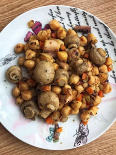 Una foto de Salteado de garbanzos y champiñón 🧆
