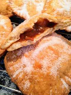 Una foto de Tortas fritas rellenas de dulce de leche