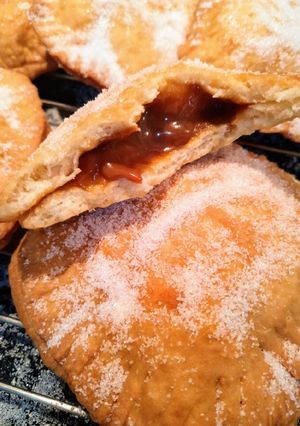 Una foto de Tortas fritas rellenas de dulce de leche