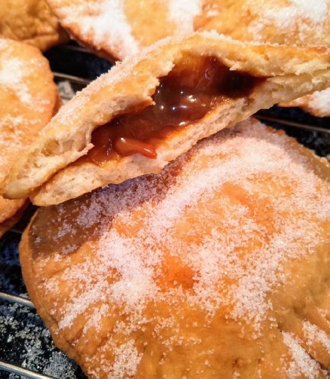 Una foto de Tortas fritas rellenas de dulce de leche