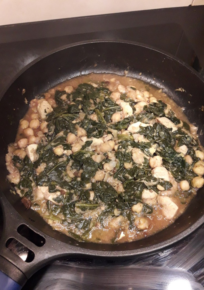 Una foto de Garbanzos con espinacas al vino tinto