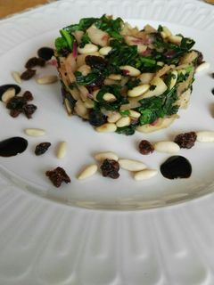 Una foto de Ensalada templada de espinacas y manzana