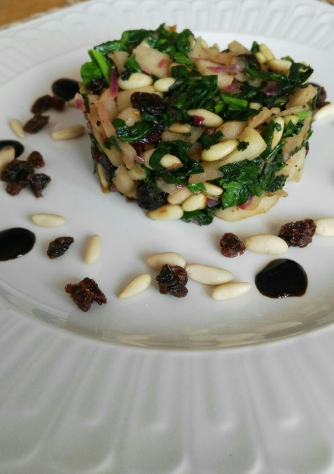 Una foto de Ensalada templada de espinacas y manzana