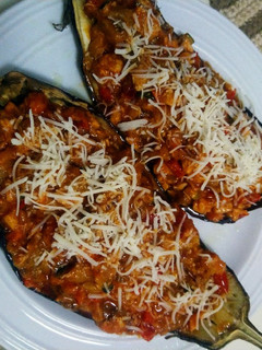 Una foto de Berenjenas rellenas de verduras y atún
