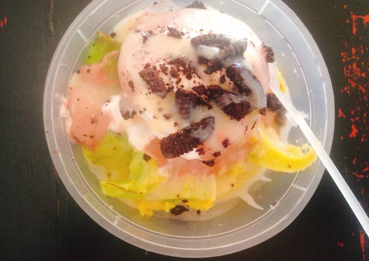 Avocado milky Float toping oreo