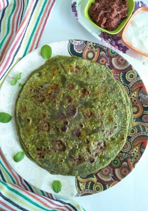 A picture of Pudina paratha (savoury mint flatbread).
